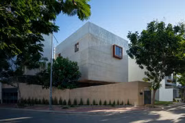 "Ngôi nhà đá” giữa nắng gió Phan Rang nổi bật trên báo Mỹ 