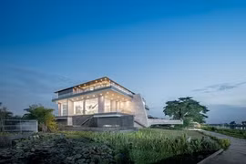 Biệt thự ven sông thiết kế độc lạ để ngắm hoàng hôn