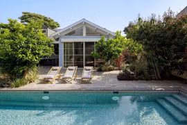 Biến nhà cũ nát thành không gian 500m2 view biển tuyệt đẹp