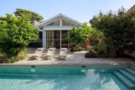 Biến nhà cũ nát thành không gian 500m2 view biển tuyệt đẹp