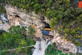 Nhà gỗ 5 tầng cheo leo vách đá được trả 18 tỷ, chủ từ chối bán 