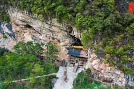 Nhà gỗ 5 tầng cheo leo vách đá được trả 18 tỷ, chủ từ chối bán 