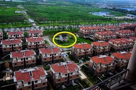 Từ chối bồi thường 37 tỷ đồng, ngôi nhà mắc kẹt giữa khu biệt thự