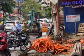 Lạ lùng nhóm người tự di dời bốt điện ở trung tâm Hải Phòng