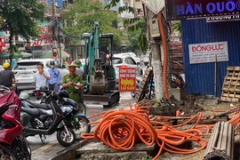 Lạ lùng nhóm người tự di dời bốt điện ở trung tâm Hải Phòng