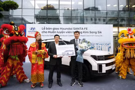 Hyundai Thành Công bàn giao xe SantaFe cho HLV Kim Sang-sik