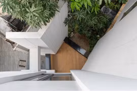 Ngôi nhà hình chữ M ẩn mình giữa vườn cây xanh mướt