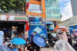 Người dân trải bạt, ngồi xuyên đêm trên vỉa hè chờ mua vàng 