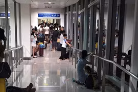 Làm rõ vụ đoàn khách bị "mắc kẹt" ở sân bay Tân Sơn Nhất
