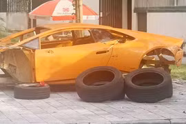 Siêu bò Lamborghini Huracan bạc tỷ "da bọc xương" bỏ ở vỉa hè Hà Nội