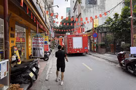 Cháy chung cư mini ở Hà Nội, nhiều người tháo chạy