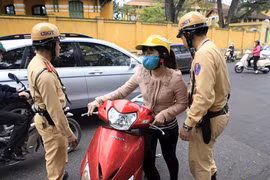 Xe máy thiếu gương chiếu hậu bị phạt 3 triệu đồng là "tin vịt"