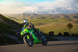 Ra mắt Kawasaki Ninja ZX-6R 2026, về Việt Nam tháng 10/2025