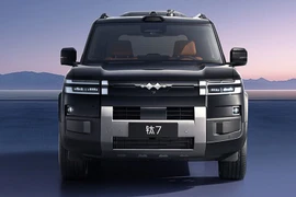 Fang Cheng Bao Tai 7 giá 666 triệu - nội thất 7 màn hình, nổ lốp vẫn chạy