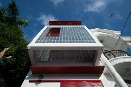 Ngôi nhà với mặt tiền gạch kính lạ mắt ở TP HCM 