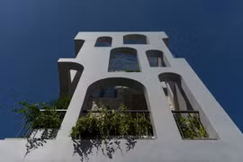 Nhà ống ngập sáng lạ thường với mặt tiền vòm cong chồng lớp 