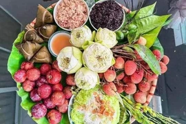 Mẹt cúng Tết Đoan Ngọ chỉ từ 100.000 đồng gây sốt chợ mạng