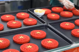 Bánh trung thu đặc biệt "cờ đỏ sao vàng" hút khách 