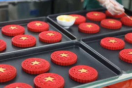 Bánh trung thu đặc biệt "cờ đỏ sao vàng" hút khách 