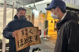 Khen người lạ trên phố, người đàn ông kiếm gần 2 triệu/ngày 