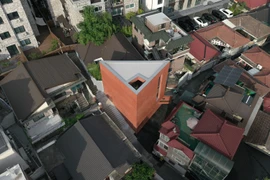 Bên trong ngôi nhà lệch tầng trên mảnh đất hình tam giác