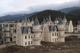 Bên trong làng biệt thự 200 triệu USD bị bỏ hoang đầy tiếc nuối 