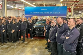 Tận thấy chiếc Jaguar F-Pace cuối cùng rời dây chuyền sản xuất 