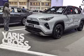 Tận thấy Toyota Yaris Cross HEV NightShade 2026 "bằng xương, bằng thịt"