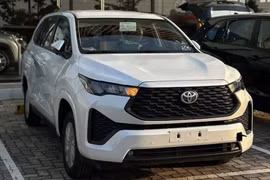 "Soi" Toyota Innova Cross 2.0G cắt trang bị, giá 730 triệu tại Việt Nam