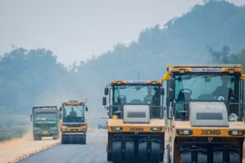 Biến động giá xăng, dầu và vật liệu làm 'đội' chi phí các dự án giao thông