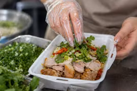 Đề xuất phạt 2-4 triệu nếu để móng tay dài, đeo trang sức bán đồ ăn