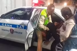 Cảnh sát giao thông chạy đua 90 phút giành lại sự sống cho người dân
