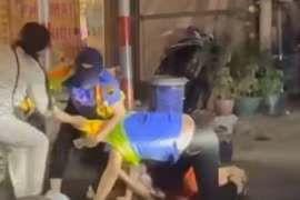 Người phụ nữ vượt rào chắn tàu, hành hung hai nhân viên đường sắt