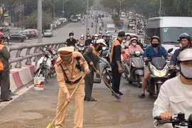 CSGT Hà Nội khẩn trương xử lý dầu loang, đảm bảo ATGT