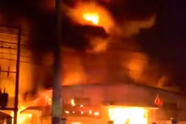 Cháy công ty sơn ở TP.HCM, lửa bùng dữ dội kèm nhiều tiếng nổ lớn