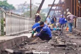 'Đột nhập' công trường sửa chữa, trùng tu cầu Long Biên