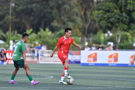 Tuyển 7 người Việt Nam gây ấn tượng trước các ngôi sao bóng đá Việt