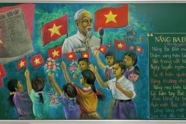 Thầy giáo vẽ tranh Chủ tịch Hồ Chí Minh trên bảng phấn