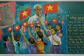 Thầy giáo vẽ tranh Chủ tịch Hồ Chí Minh trên bảng phấn