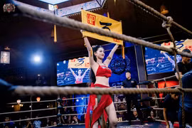 Nữ cosplayer Nguyễn Hữu Kiều Oanh diện áo yếm cầm biển tại sàn MMA