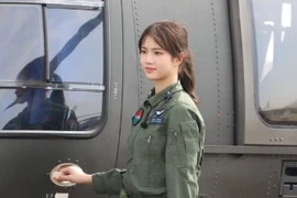 Nữ phi công lái máy bay quân sự đẹp như tiên tử hạ phàm