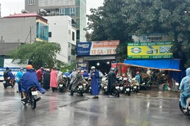 Ngập sau mưa, dịch vụ sửa xe máy ở Hà Nội "đắt hàng" 