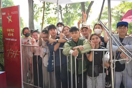 Hàng dài người xếp hàng đổi vé concert Quốc gia do báo Nhân Dân tổ chức