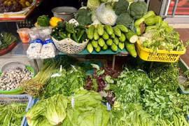 Giá rau xanh tăng mạnh, bà nội trợ "chóng mặt" 