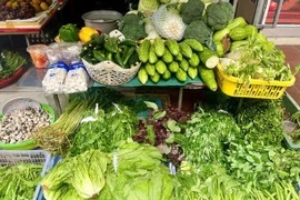 Giá rau xanh tăng mạnh, bà nội trợ "chóng mặt" 