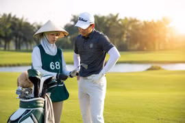 Nghề caddie sân golf: Thu nhập chục triệu đồng nhưng không dễ kiếm