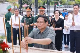 Thủ tướng dâng hương tưởng niệm các Anh hùng liệt sỹ tại Quảng Trị và Huế