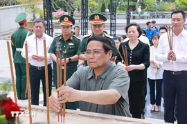 Thủ tướng dâng hương tưởng niệm các Anh hùng liệt sỹ tại Quảng Trị và Huế