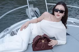 Gái xinh Vũ Ngọc Châm khoe dáng trên du thuyền