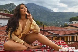 Cô gái ngoại cỡ gốc Á đầu tiên lên bìa tạp chí áo tắm